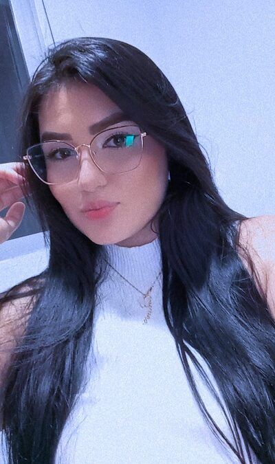 SOY LAURA TENGO 20 AÑOS (11 FOTOS)