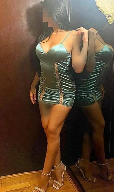 EVELYN «SOY UNA CHICA LATINA DE ORIGEN ESPAÑOL» DE VISITA EN SEVILLA (6 FOTOS)