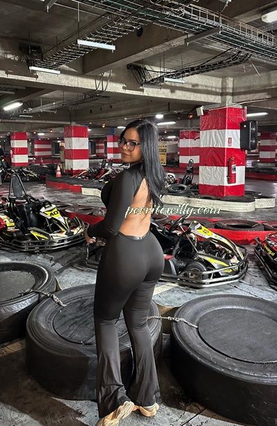 VALENTINA 23 AÑOS «SOY UNA GUAPA MORENITA DE VISITA EN LA CIUDAD» (1 VIDEO Y 7 FOTOS)