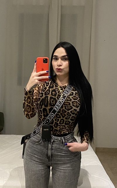 EN GINES JADE «SOY UNA CHICA MUY ATENTA» (1 VIDEO Y 4 FOTOS)