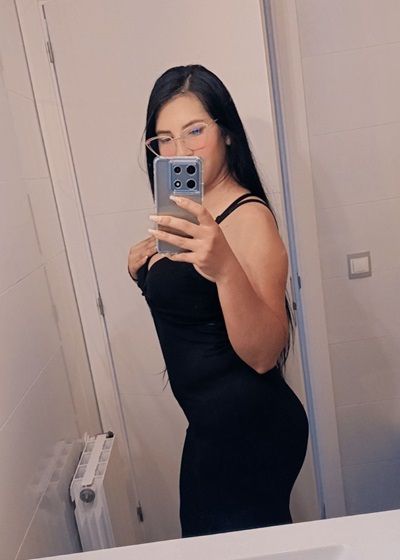 EN GINES SOY DULCE UNA CHICA MUY CARIÑOSA (4 FOTOS)