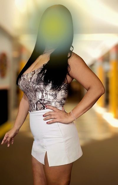 YAIZA MASAJISTA ESPAÑOLA 29 AÑOS (5 FOTOS)