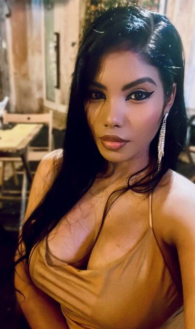 EN DOS HERMANAS ESMERALDA 24 AÑOS (6 FOTOS)
