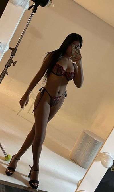 EN MAIRENA DEL ALJARAFE CHANEL 19 AÑOS (5 FOTOS)