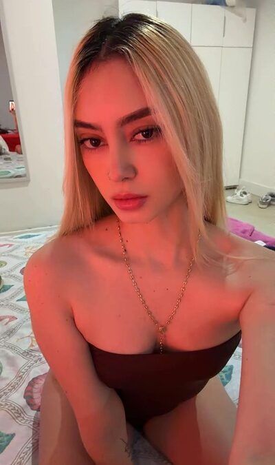 SOFIA 25 AÑOS «SOY UNA CHICA RUBIA MUY CARIÑOSA» (1 VIDEO Y 14 FOTOS)