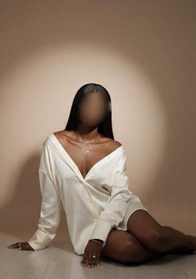 EN EL ALJARAFE CLOE MORENITA ELEGANTE 20 AÑOS (4 FOTOS)